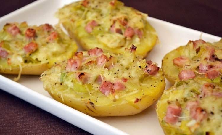 Batatas recheadas com fondue de presunto e alho francês