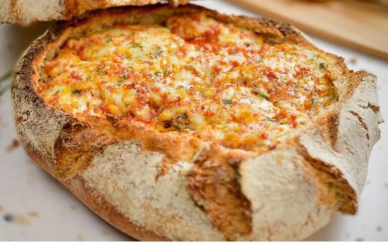 ão recheado com queijo e bacon