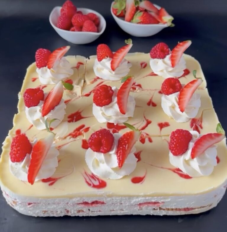 Delícia de natas e morangos e framboesas