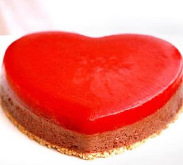 Bolo coração mousse chocolate e morango