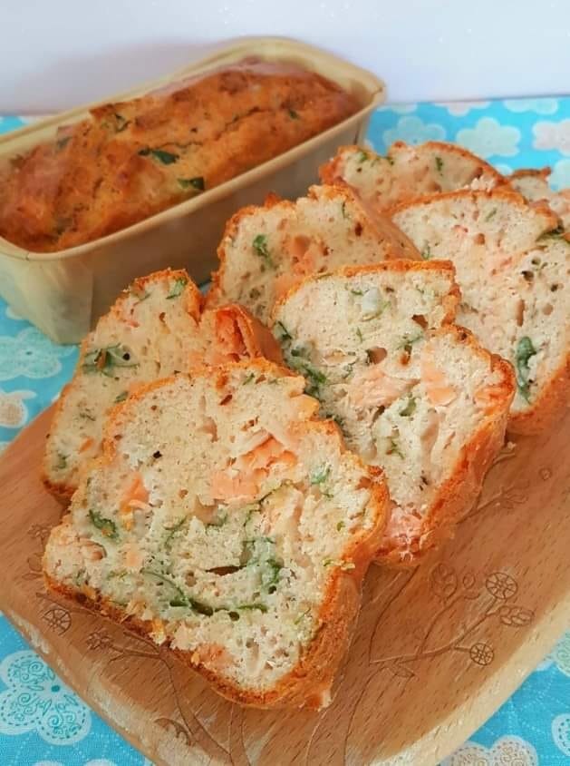 Bolo de curgete, salmão fumado e queijo de cabra fresco