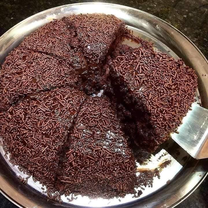 Bolo de Chocolate Fofinho com Cobertura de Brigadeiro 