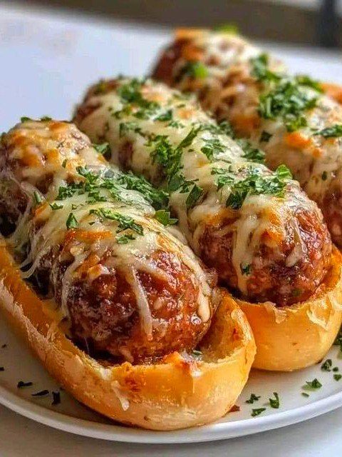 Almôndegas Cremosas Gigantes em Barcos – A Comida Confortável Perfeita