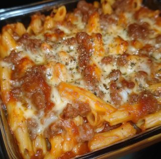 Pennette Assada com Salsicha, Bechamel e Mozzarella